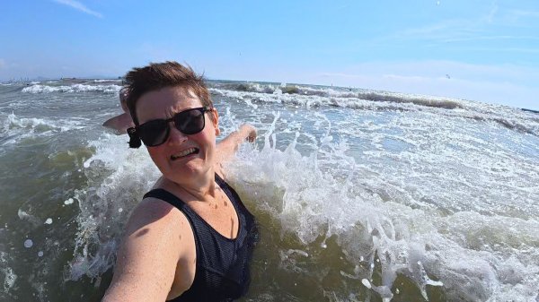 УЖС, Погода в Паттайе ИСПОРТИЛАСЬ! ОГРОМНЫЕ волны на море, НАКРЫЛО с ГОЛОВОЙ на пляже Донг Тан! Влог