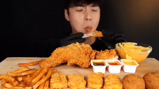 Мукбанг курица во фритюре , картофельные оладьи, сырные шарики, картофель фри Еда на камеру смотреть онлайн