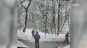 Момент покушения на генерала ГРУ Алексеева (видео с камеры наблюдения)