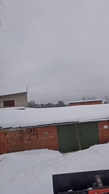 Расчищаю снег отвалом на мотоблоке с гусеницами Крутец. смотреть онлайн