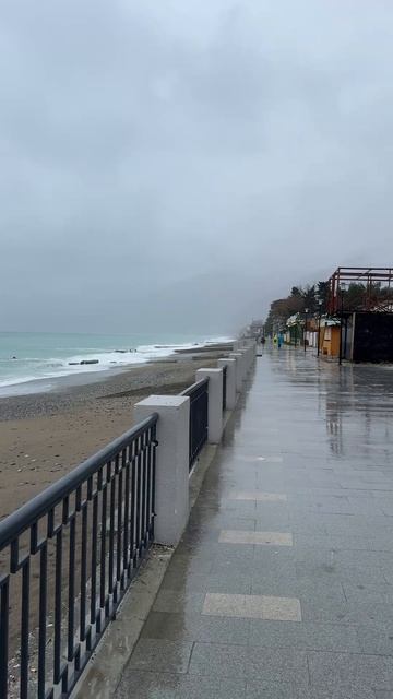 После полудня погода в Абхазии сегодня ухудшилась, на видео набережная Гагры (8.02.2026) смотреть онлайн