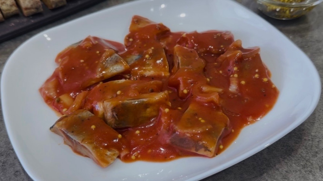 Сельдь маринованная в томатном соусе / Маринуем сельдь в домашних условиях в томатном маринаде смотреть онлайн