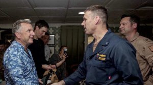 Стивен Уиткофф и Джаред Кушнер пообщались с экипажем авианосца "Авраам Линкольн" в Аравийском море.