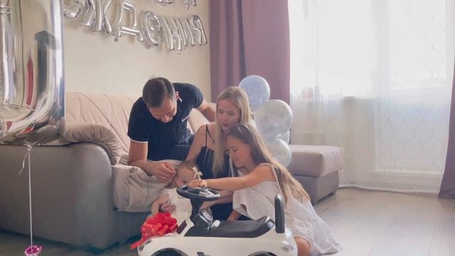 Софе годик.