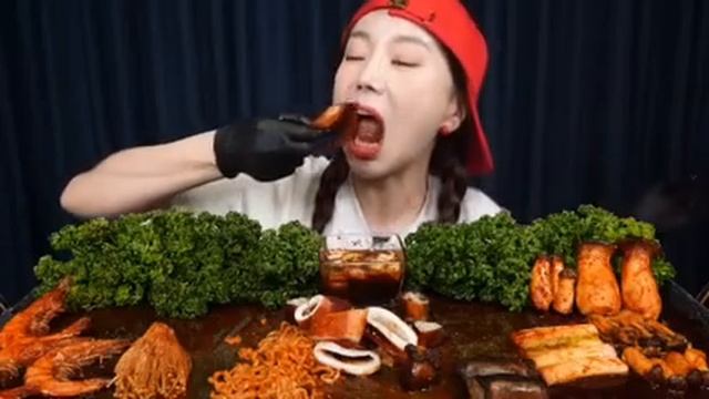 Мукбанг лапша, грибы, кишки на гриле Еда на камеру смотреть онлайн