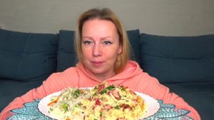 Мукбанг вкусный макароны с колбасой и сосиками, капуста квашенная. Еда вкуснота.