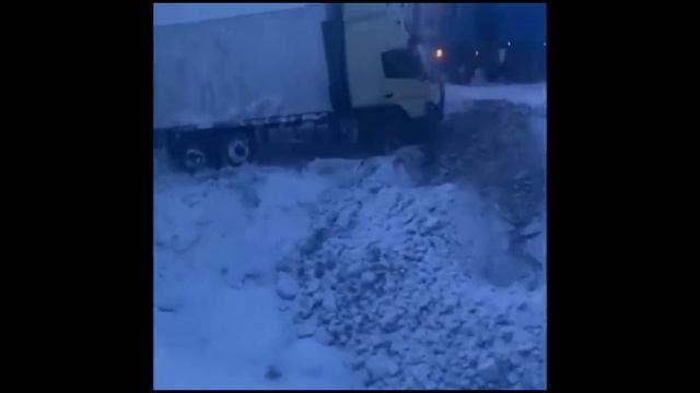 Зима Север .Тяжелейшие условия работы Водителей (1) смотреть онлайн