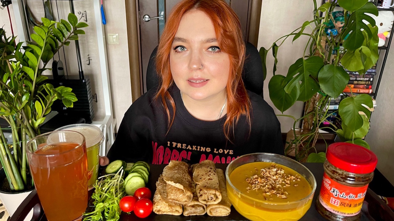 МУКБАНГ | Гороховый суп, блины с картошкой и луком 🥞 смотреть онлайн