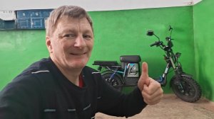 Вытаскиваю провода из рамы и пропускаю под раму на электровелосипеди Минако Титан 2.0