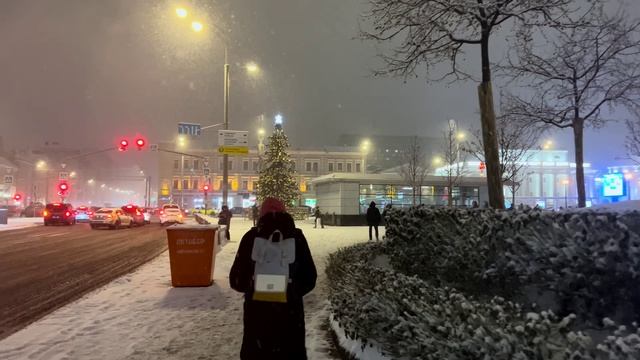 СНЕЖНЫЙ ВЕЧЕР В МОСКВЕ ❄️ Уютная прогулка под ночным снегопадом смотреть онлайн