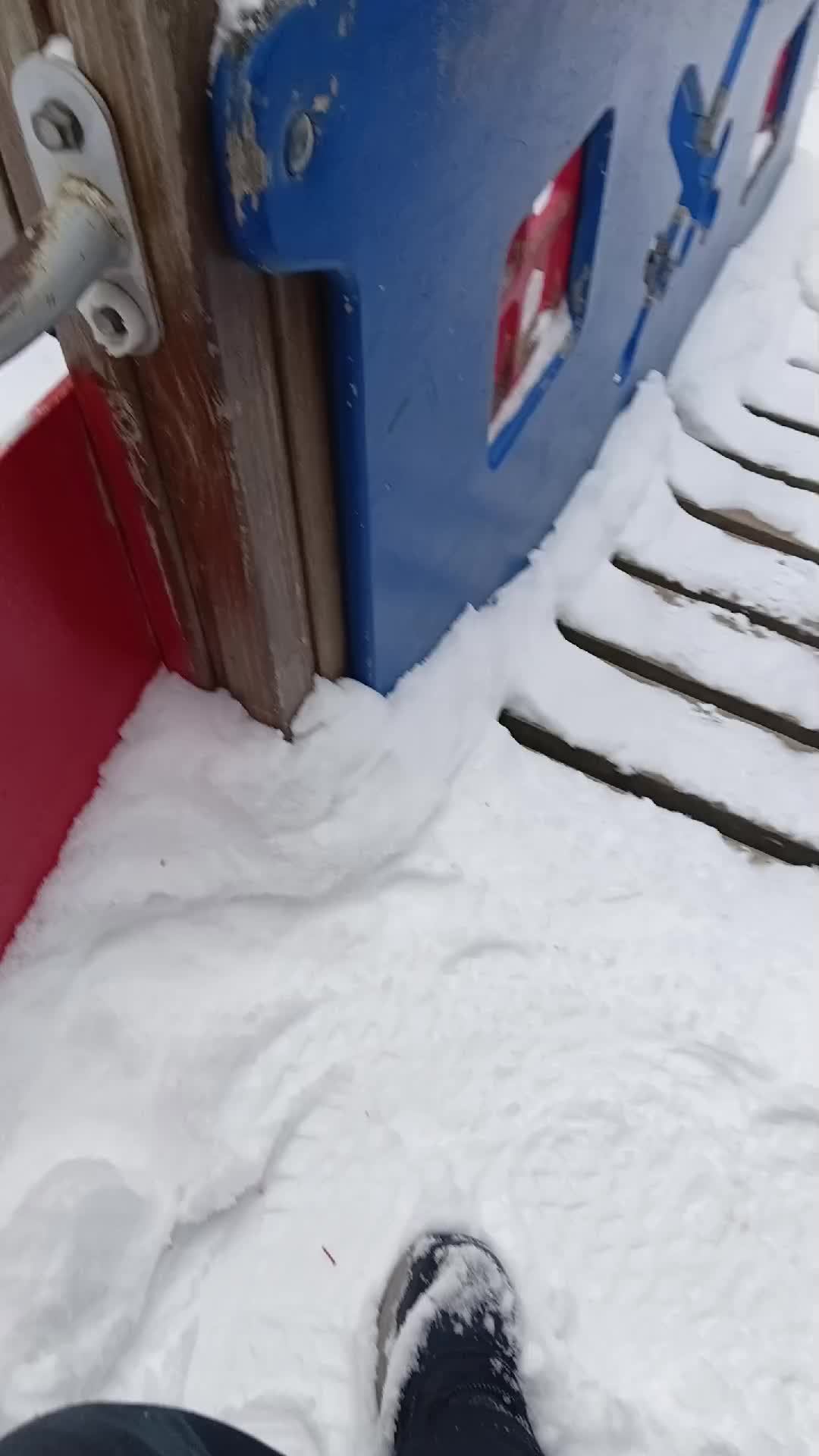 пугает девочек с помощью друга смотреть онлайн