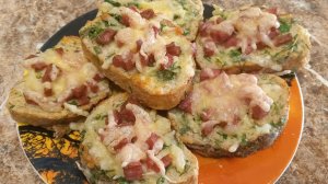 Вкусные бутерброды с колбасой в аэрогриле к завтраку