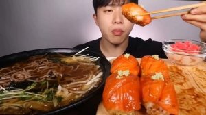 Мукбанг лапша и суши с лососем Еда на камеру