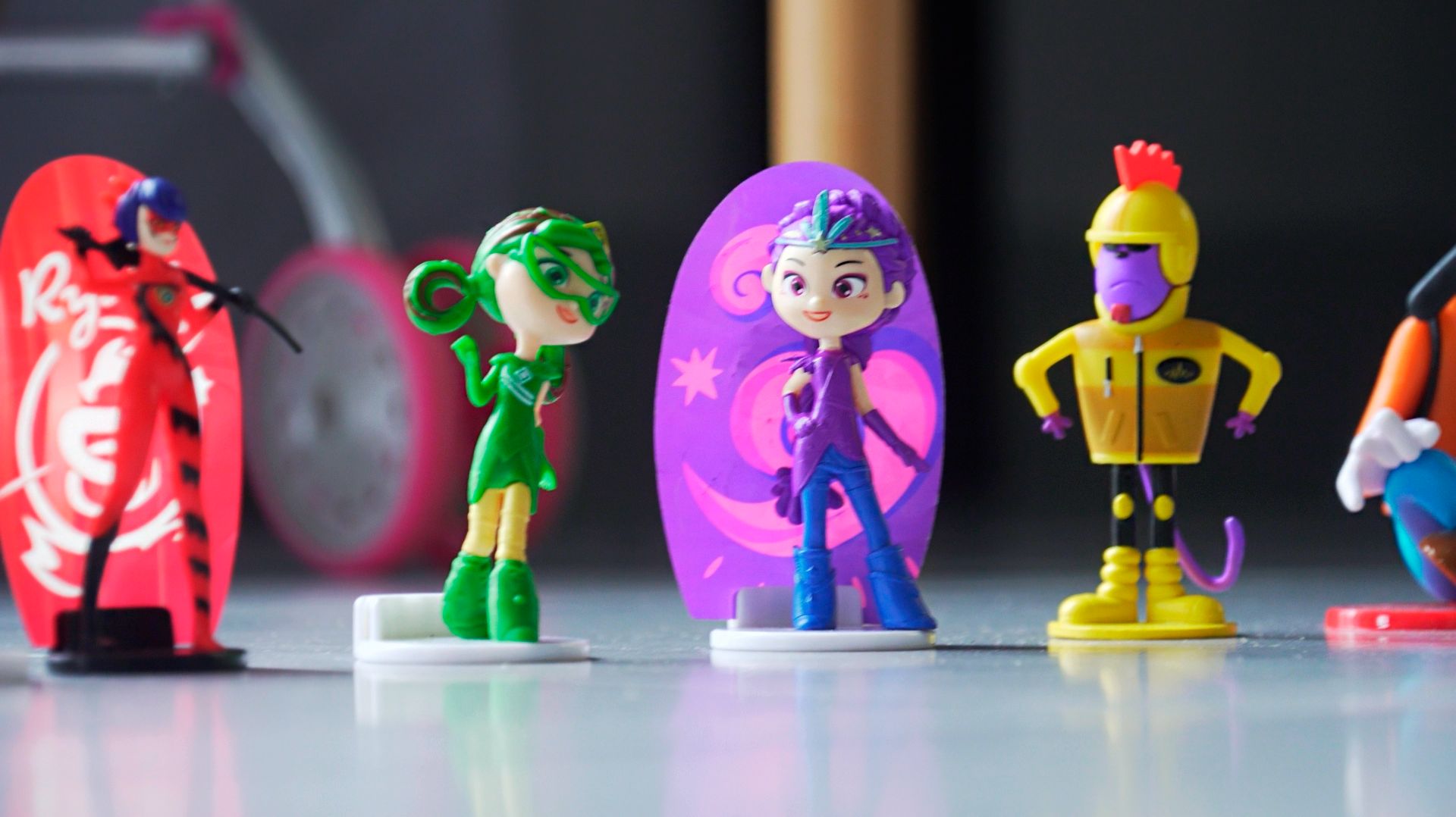 Армия игрушек | Сказочный патруль | Гуфи | Леди Баг | Тиг и Лео | Три кота | Ми-ми-мишки и другие смотреть онлайн