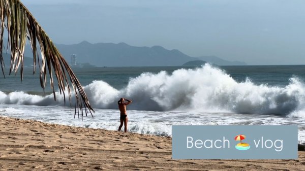 Наслаждаемся тёплым солнечным утром на пляже 🏖️￼ Кофе, море, солнце и билеты в Москву …