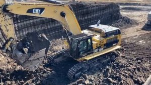 Экскаватор Caterpillar 374D, загружающий массивные грузовики Mercedes и MAN - Interkat SA