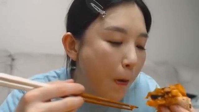 Мукбанг лапша, корейская пицца с рисом Еда на камеру смотреть онлайн