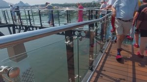 Провинция Канчанабури .Стеклянный мост Skywalk .Обед на плавучей платформе .Таиланд