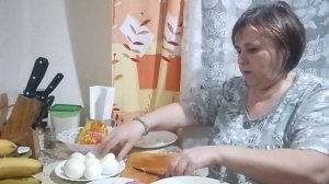 Приготовила шаурму, салат, сделала торт и зафаршировала яйца.