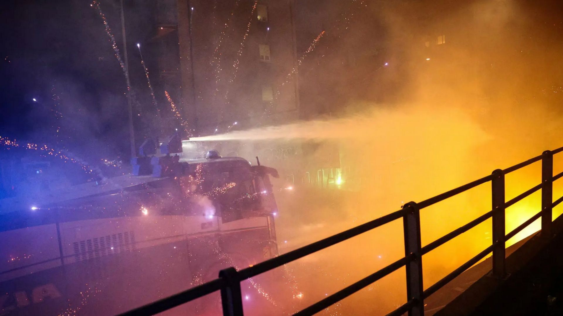 Беспорядки в Милане: как демонстрации против Олимпиады переросли в погромы на улицах? смотреть онлайн