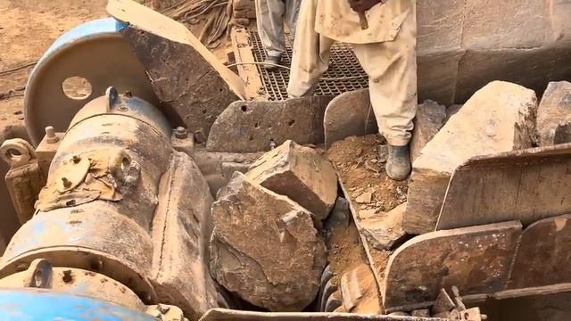 Крупная камнедробилка: Гигант в действии»Крупное дробление камня: мощный процесс»#камнедробилка