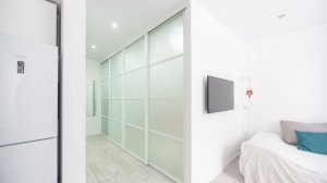 Раздвижная перегородка стеклянная 014