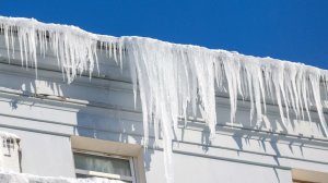 Сосульки-убийцы: как избежать ледяного удара и что делать, если вы пострадали