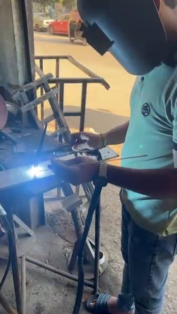 Сварщик сваривает шов