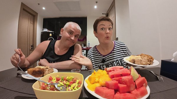 Мукбанг ДОКАТИЛИСЬ, сидим дома ЭКОНОМИМ ДЕНЬГИ в Таиланде! Мой ШОК от туристов Семейный ужин Паттайя