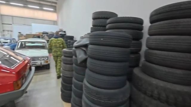 Склад новой советской авто мото техники: УРАЛы, ИЖи, Москвичи, Жигули и Волги родом из СССР!.. смотреть онлайн