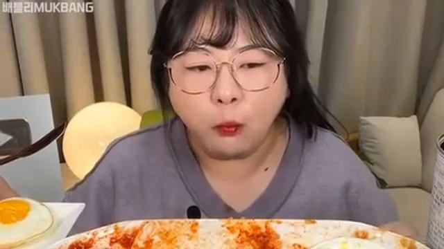 Мукбанг рис с консервированными креветками Еда на камеру смотреть онлайн