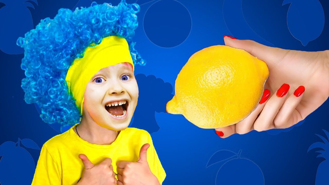 Милана с папой готовят фруктовые коктейли 🍹🍍