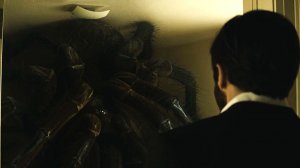 ОН ПРИШЁЛ ДОМОЙ И ОБНАРУЖИЛ, ЧТО ЕГО ЖЕНА ПРЕВРАТИЛАСЬ В ПАУЧИХУ / ОБЗОР ФИЛЬМА "ВРАГ"