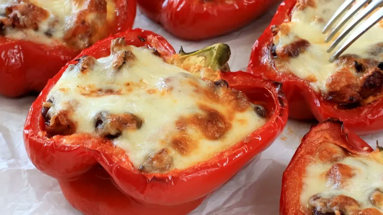 ФАРШИРОВАННЫЕ ПЕРЦЫ ПО-НОВОМУ! Очень вкусный и простой рецепт фаршированного перца в духовке смотреть онлайн