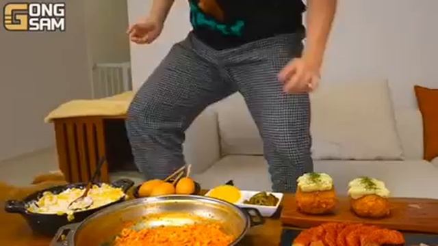Мукбанг лапша, корн-доги, сосиски Еда на камеру смотреть онлайн