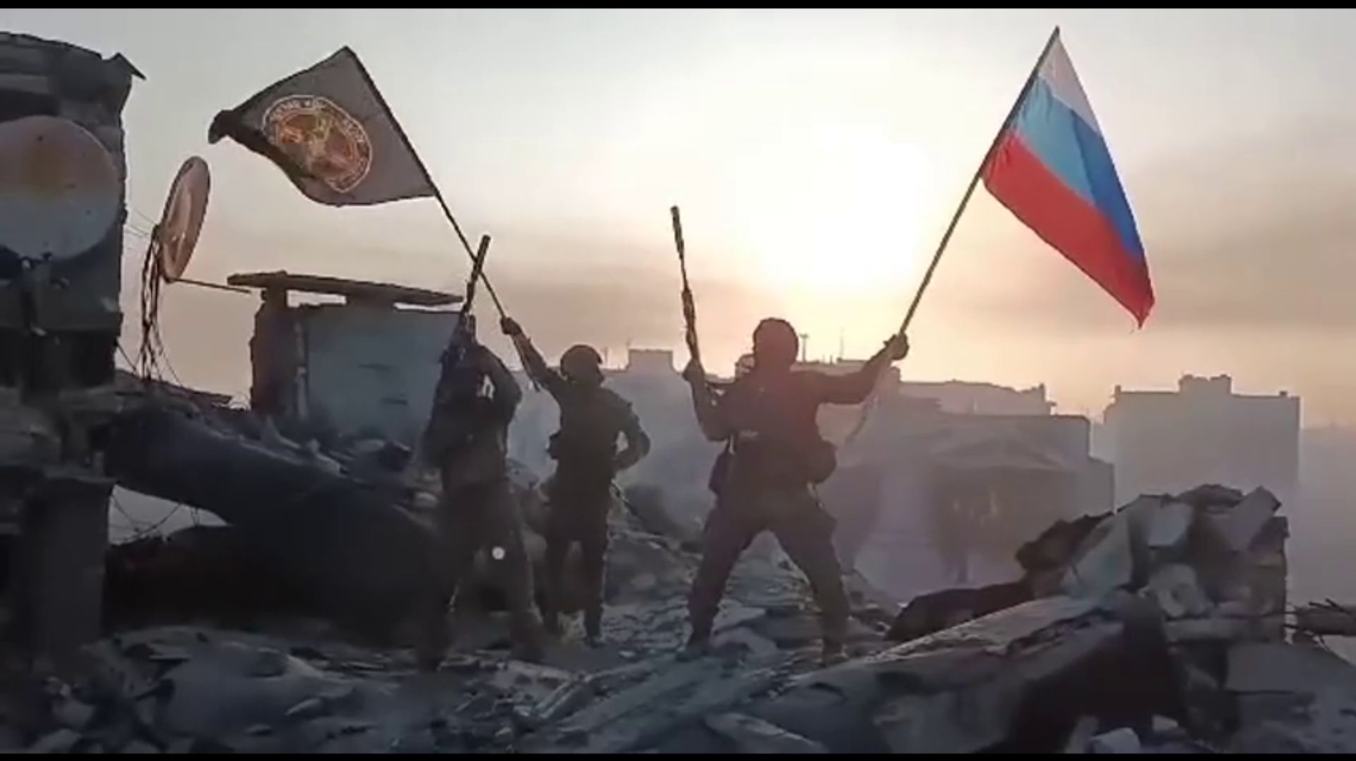 Флаг над крышей смотреть онлайн