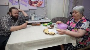 Я у мамы вкусно кушаю ОНА ГОТОВИТ ЛУЧШЕ ВСЕ аппетитные бутерброды на ужин ПОДВАЛ ИЛЬИЧА вкусная еда