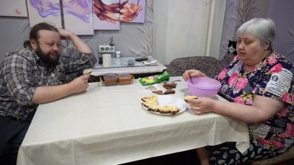 Я у мамы вкусно кушаю ОНА ГОТОВИТ ЛУЧШЕ ВСЕ аппетитные бутерброды на ужин ПОДВАЛ ИЛЬИЧА вкусная еда