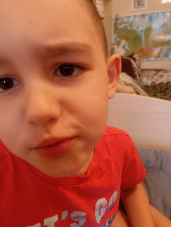 Миша играет