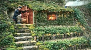 Строю убежище для выживания под скалистым утесом. Теплая и уютная хижина. Бушкрафт