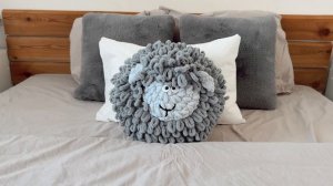 Подушечка-кругляш овечка из мастеркласса по вязанию руками