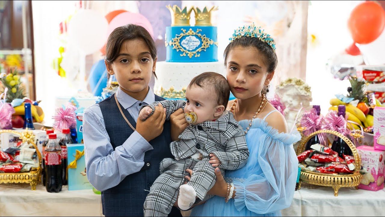 Лошо Мэкэщи справил десятилетие внукам и покрестил правнука! смотреть онлайн