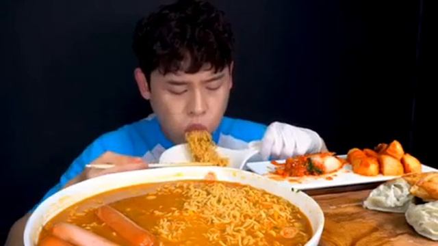 Мукбанг лапша с пельменями Еда на камеру смотреть онлайн