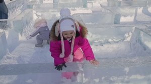 Настя исследует ледяной городок: горка, избушка и волшебный лабиринт