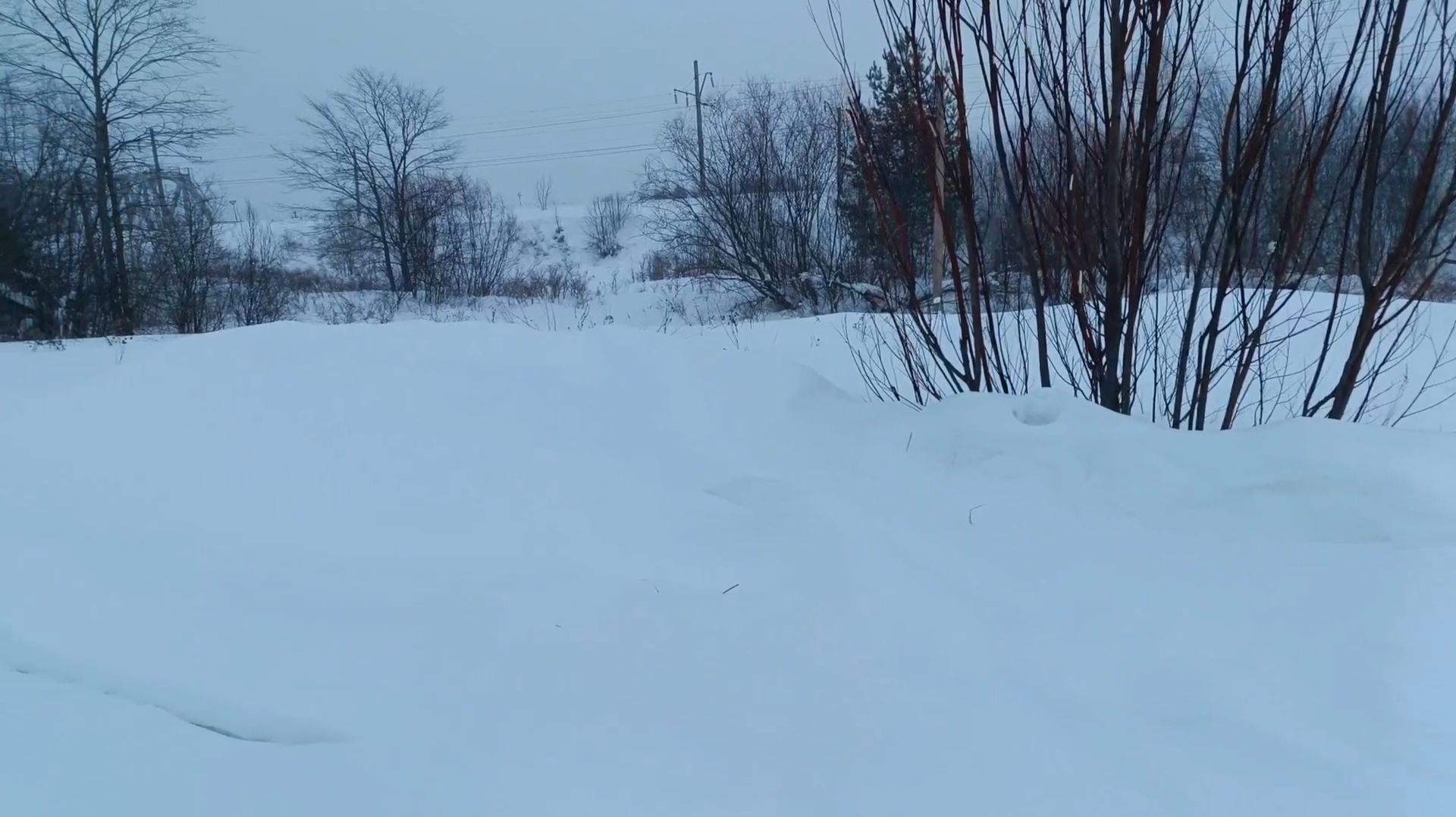 Таких сугробов снега давно не помнят здешние места