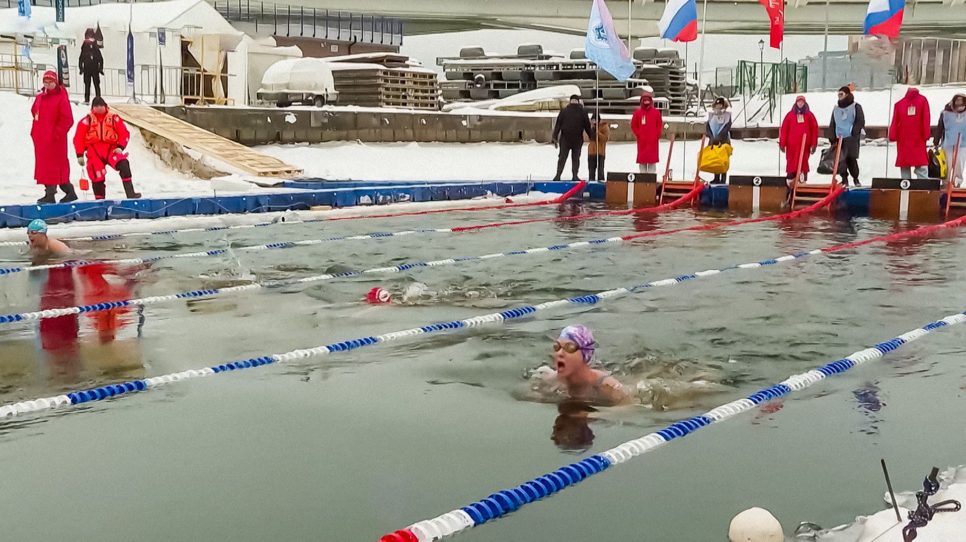 Сотни спортсменов вышли в 15-градусный мороз на соревнования по зимнему плаванию в Петербурге смотреть онлайн