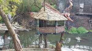 обзор дома цветников. баня .набережная.  мост  через  реку.