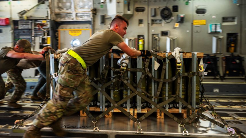 Деньги, оружие и раскол ЕС: что стоит за новым пакетом помощи Украине