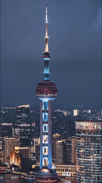 Когда собирается дождь, горизонт Шанхая заволакивается облаками