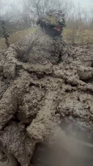 Наши бойцы записали видео, в какой обстановке они работают смотреть онлайн